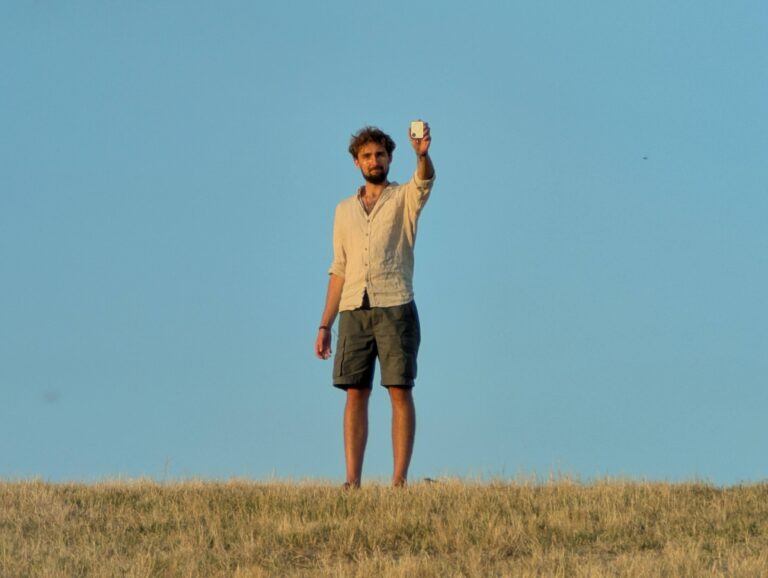 Person using a Buddycompass festival tracker at a music festival.